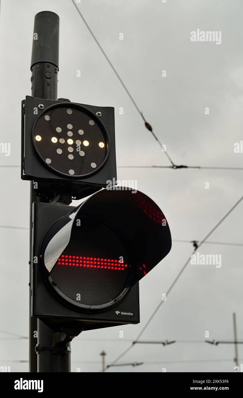 Segnali stradali del tram e cavi sospesi Foto Stock