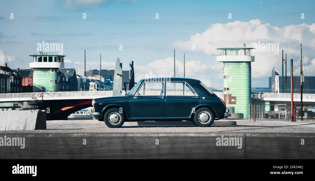 Morris 1300 blu scuro parcheggiato su un molo. Vista laterale della piccola berlina per famiglie britannica degli anni '1960 di fronte al ponte di Langebro. Foto Stock