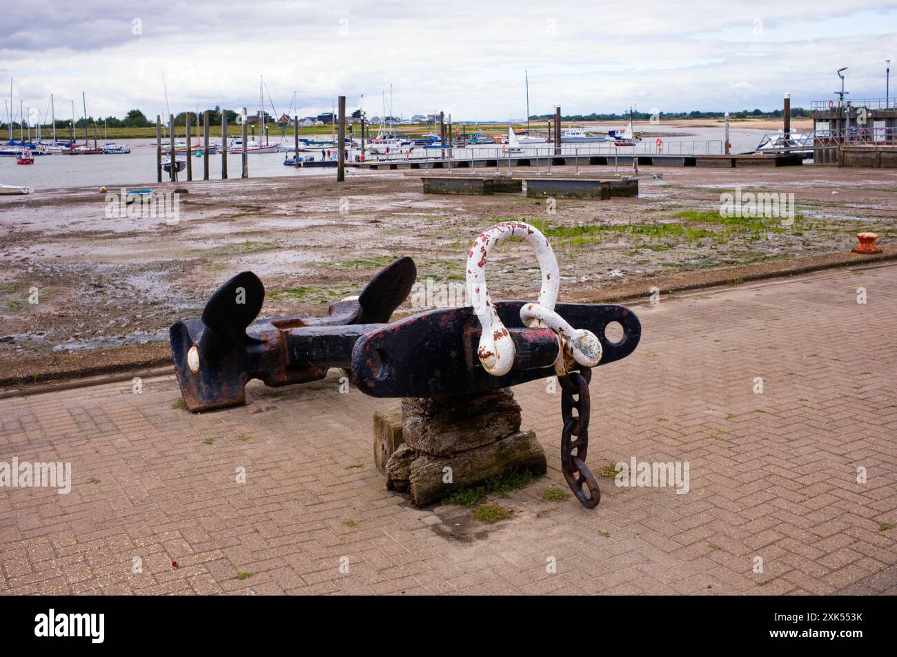 Grande ancora sul litorale a Brightlingsea, Essex Foto Stock