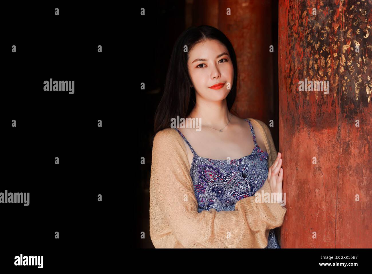 Belle donne asiatiche thailandesi in piedi sorridente svago con un vecchio palo in legno nel tempio con spazio vuoto per il testo Foto Stock
