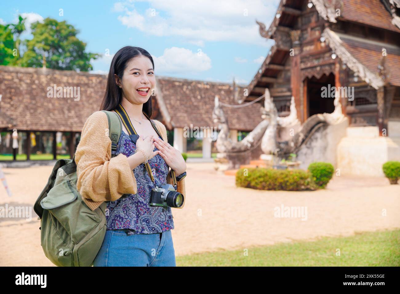 Wat Ton Kwen, eccitante donna asiatica fotografa, tempio di viaggio nella provincia di Chiangmai, nel nord della Thailandia. Foto Stock