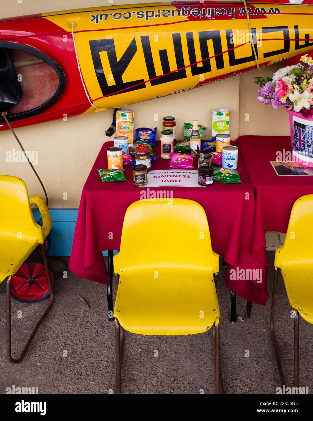 Chalkwell bagnini Club, tavolo gentilezza con lattine e pacchetti di cibo Foto Stock