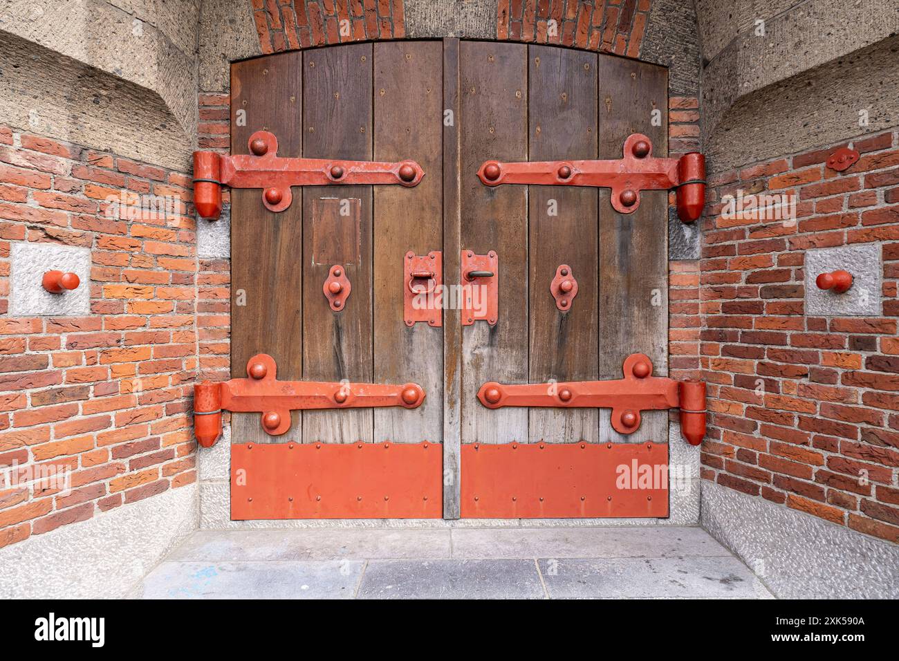 porta pesante in legno di un municipio Foto Stock