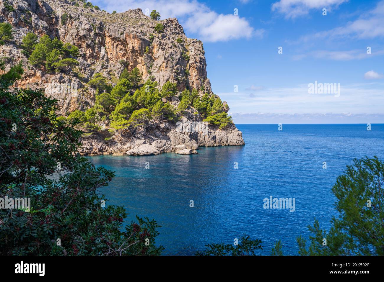 Pittoreschi paesaggi di Maiorca. Costa rocciosa, mare turchese. Giornata di sole. Sa Calobra, isola di Maiorca, Spagna, Isole Baleari. Foto Stock