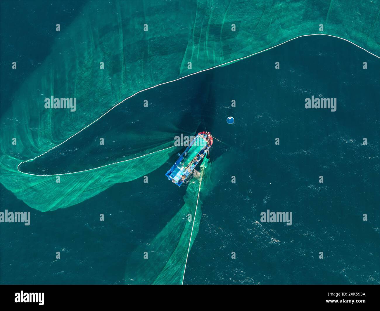 Vista aerea delle tradizionali barche in legno e dei pescatori sono le acciughe da pesca nell'isola di Yen, nella provincia di Phu Yen, Vietnam. Concetto di viaggio e paesaggio Foto Stock