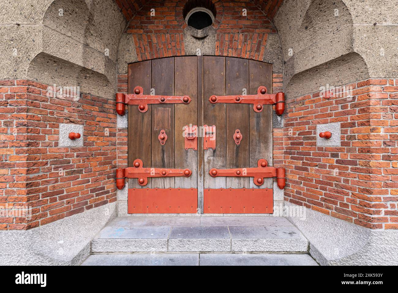 porta pesante in legno di un municipio Foto Stock