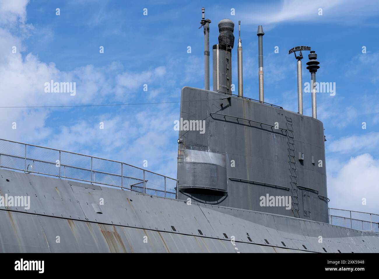 vela di un sottomarino diesel-elettrico contro il cielo blu Foto Stock