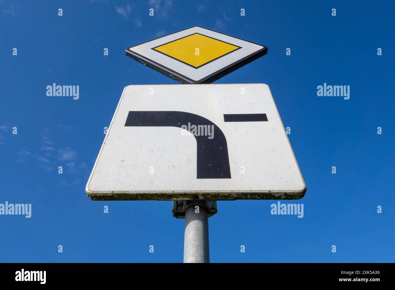 Segnaletica stradale olandese: Strada prioritaria (il percorso di questa strada prioritaria gira a sinistra) Foto Stock