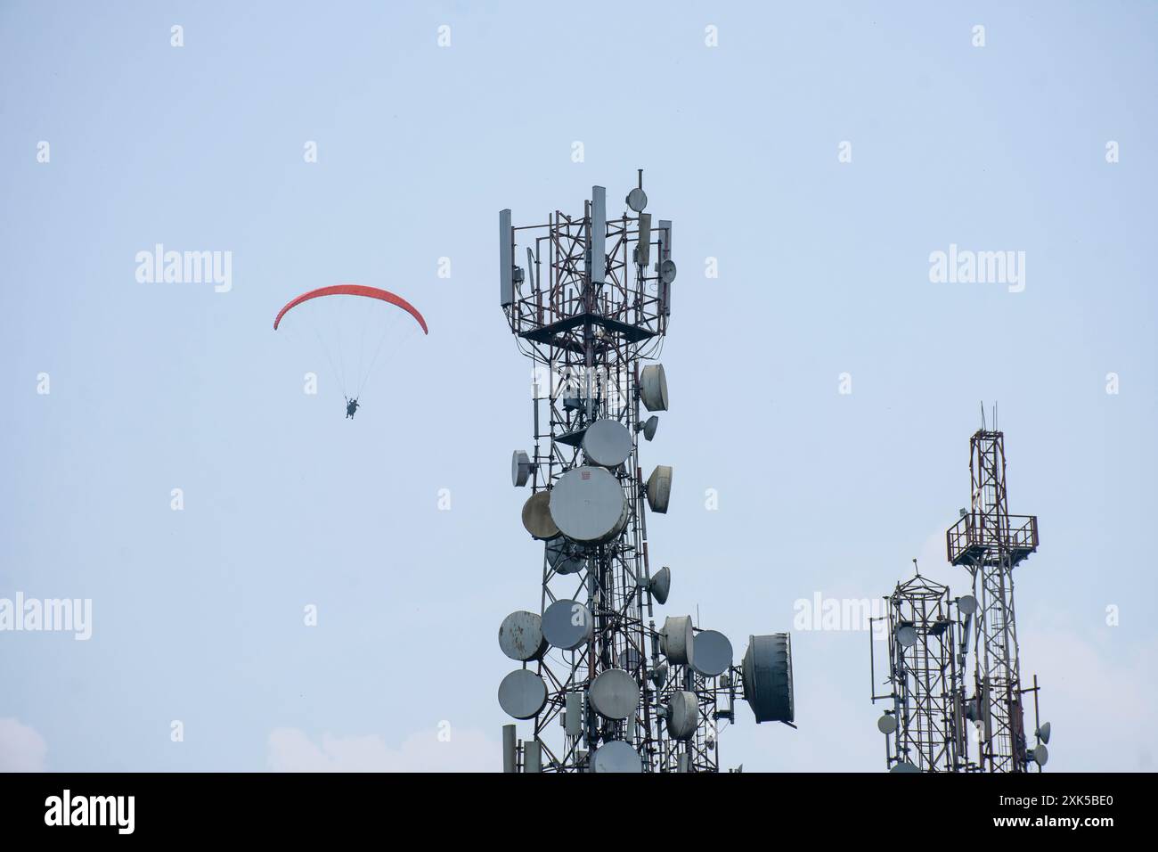 I parapendio volano intorno all'antenna di telecomunicazione sulla cima della montagna, Delo, Kalimpong Foto Stock