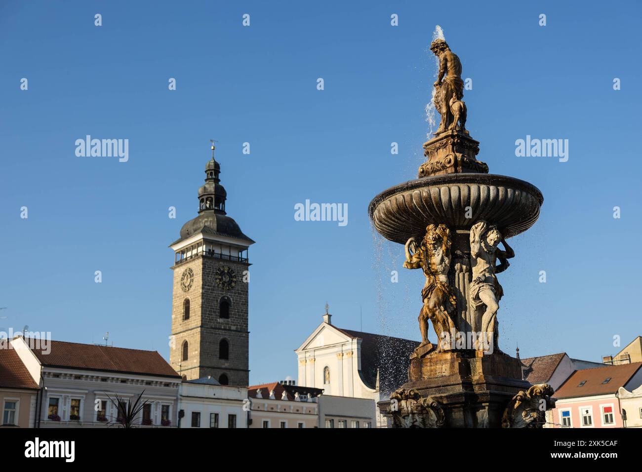 Ceske Budejovice am 15.07.2024 Namesti Premysla Otakara II. Con Samon Well a destra e Torre nera sullo sfondo, a sinistra, a Ceske Budejovice, il 15 luglio 2024 Budweis Repubblica ceca *** Ceske Budejovice il 15 07 2024 Namesti Premysla Otakara II con Samon Well a destra e Black Tower sullo sfondo, a sinistra, a Ceske Budejovice, il 15 luglio 2024 Budweis Repubblica Ceca Copyright: xBEAUTIFULxSPORTS/OlafxRellischx Foto Stock