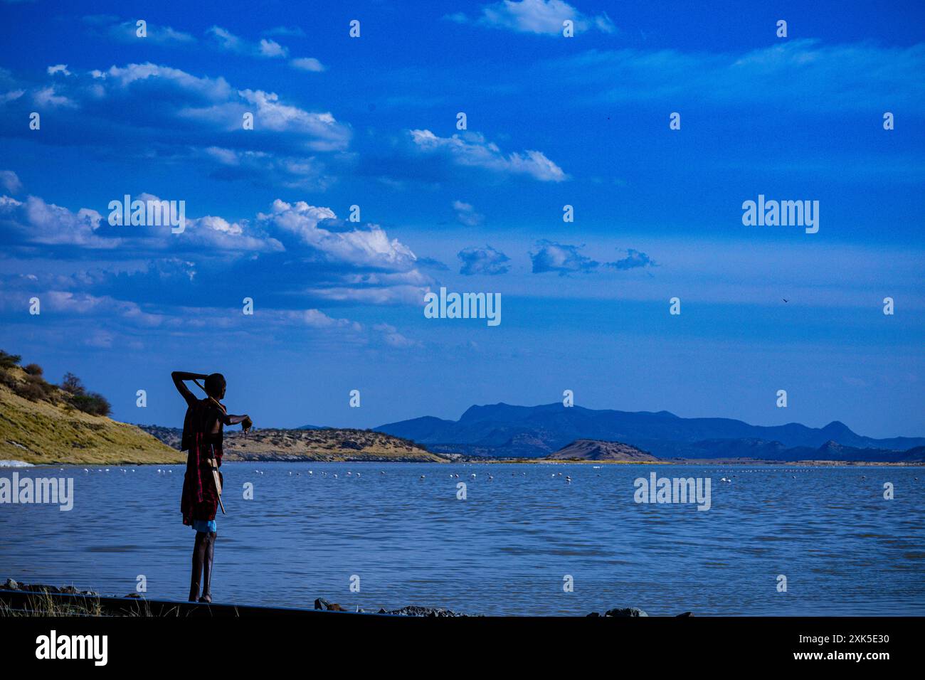 Lago Magadi Kenya Salt Lake Flamingo Home ritratti di persone in piedi accanto all'acqua paesaggi del Kenya africa orientale Foto Stock