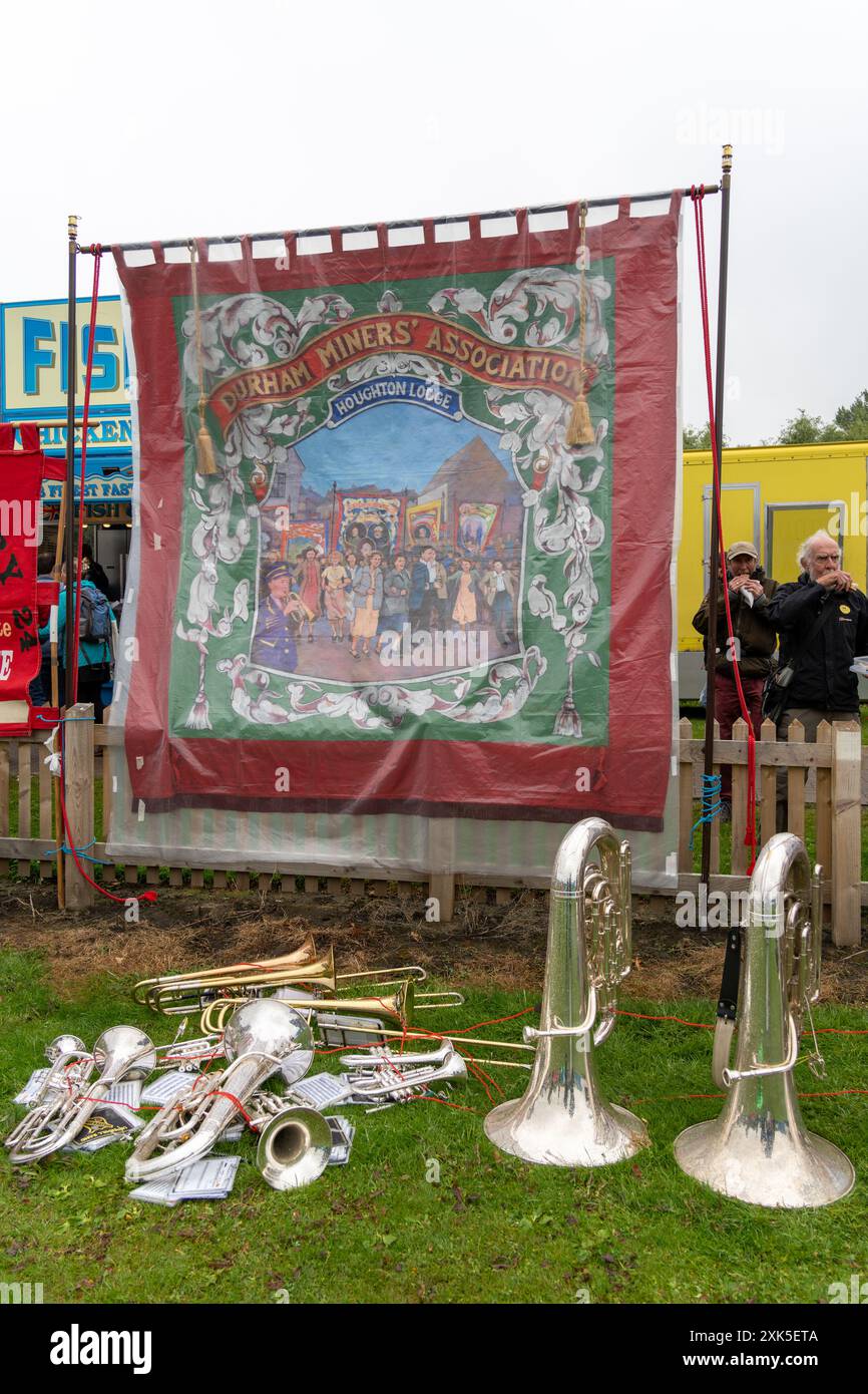 Durham, Contea di Durham, Regno Unito. Houghton Lodge striscioni e strumenti a banda di ottoni al Durham Miners' Gala 2024. Foto Stock