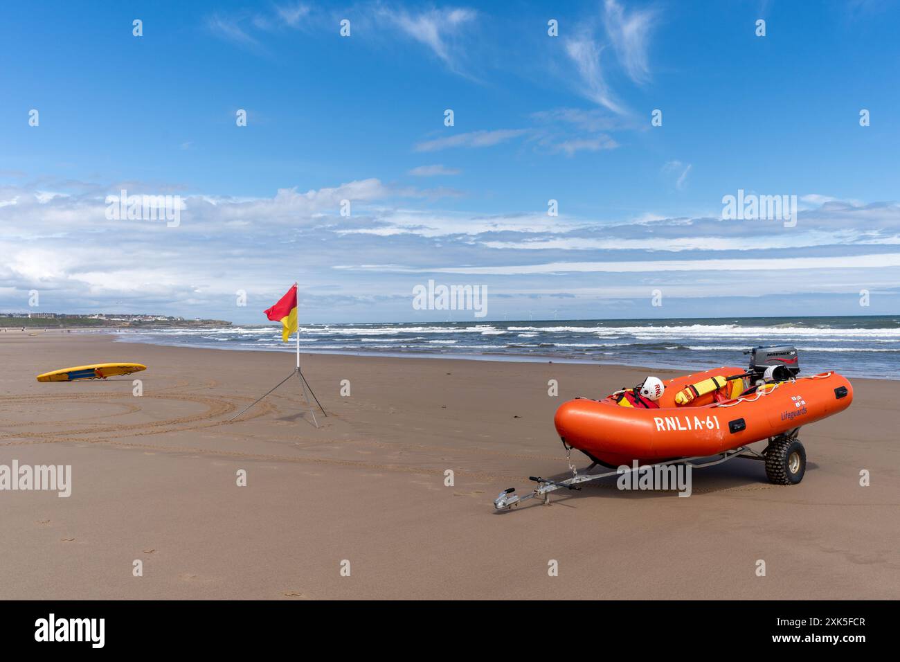 Tynemouth, North Tyneside, Regno Unito. Longsands o Long Sands Beach con mezzi di salvataggio lungo la costa di classe RNLI arancia. Foto Stock