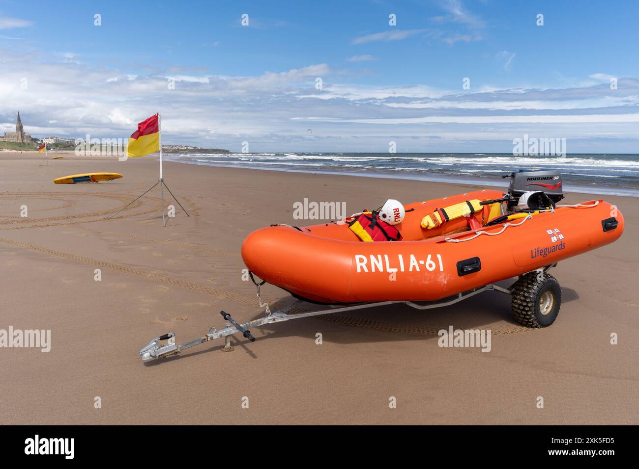 Tynemouth, North Tyneside, Regno Unito. Longsands o Long Sands Beach con mezzi di salvataggio lungo la costa di classe RNLI arancia. Foto Stock