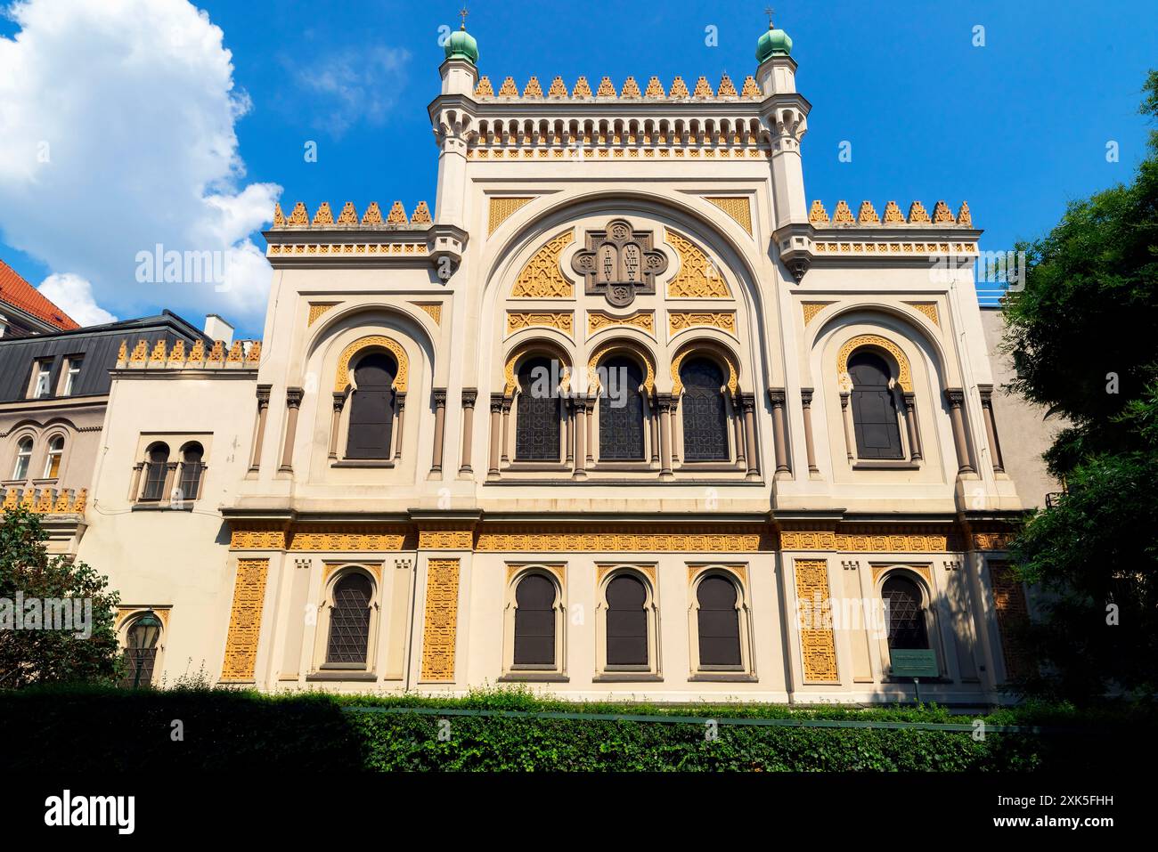 Edificio della sinagoga spagnola in stile moresco situato nel quartiere ebraico di Praga, Boemia, Repubblica Ceca. Foto Stock