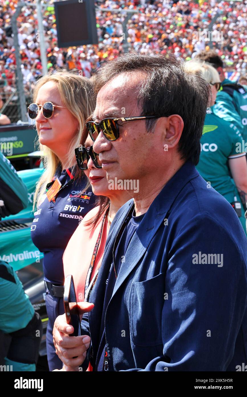 Budapest, Ungheria. 21 luglio 2024. Chalerm Yoovidhya (THA) Co-proprietario Red Bull Racing e sua moglie Daranee Yoovidhya (THA) in griglia. 21.07.2024. Campionato del mondo di formula 1, Rd 13, Gran Premio d'Ungheria, Budapest, Ungheria, giorno della gara. Il credito fotografico dovrebbe essere: XPB/Alamy Live News. Foto Stock
