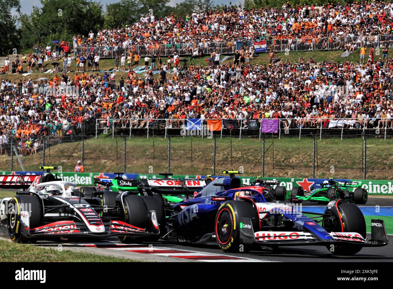 Budapest, Ungheria. 21 luglio 2024. Yuki Tsunoda (JPN) RB VCARB 01 e Nico Hulkenberg (GER) Haas VF-24 al via della gara. 21.07.2024. Campionato del mondo di formula 1, Rd 13, Gran Premio d'Ungheria, Budapest, Ungheria, giorno della gara. Il credito fotografico dovrebbe essere: XPB/Alamy Live News. Foto Stock