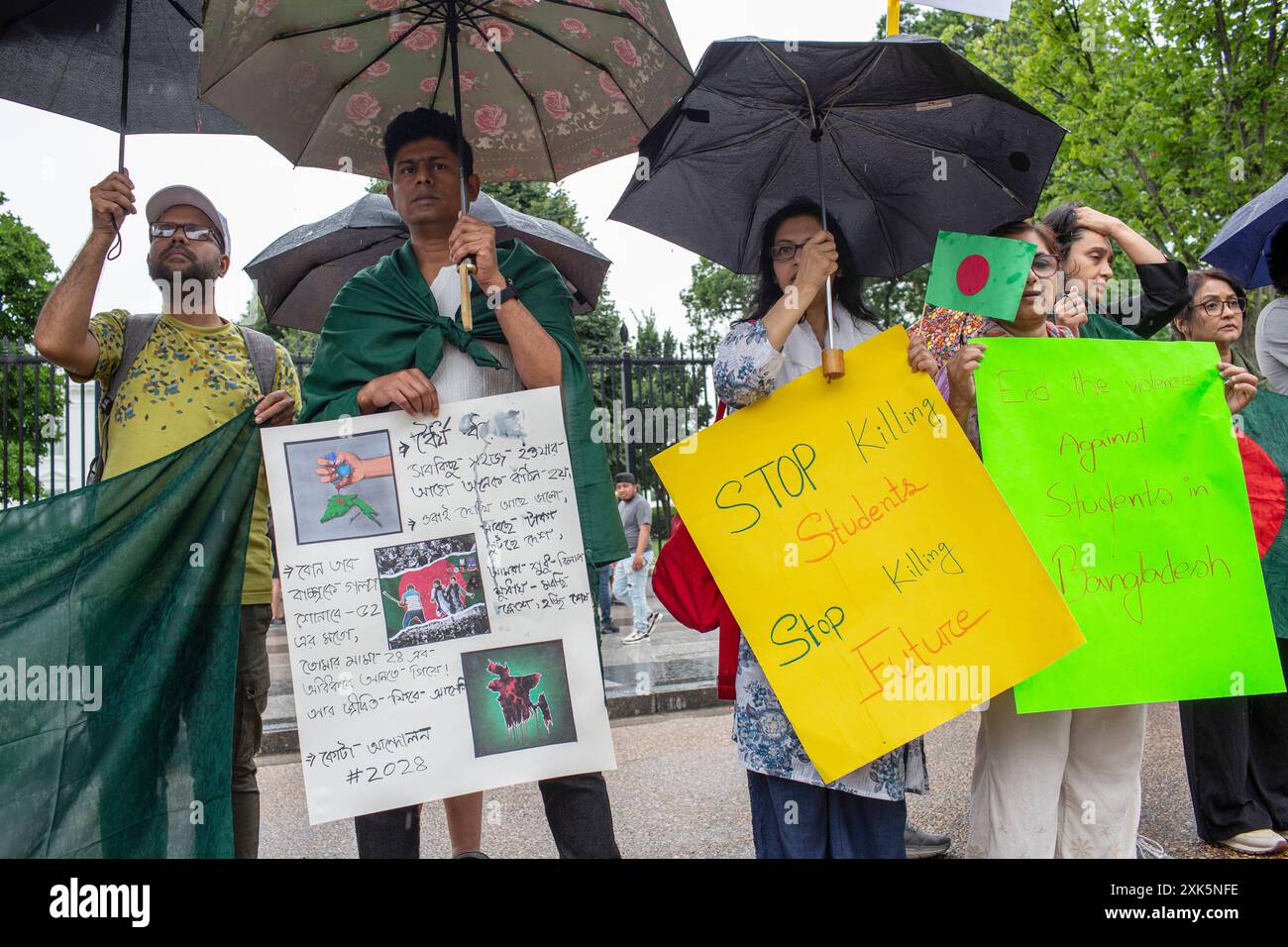 Washington, Stati Uniti. 20 luglio 2024. Gli studenti del Bangladesh si riuniscono con striscioni e bandiere bengalesi di fronte alla Casa Bianca a Washington DC il 20 luglio 2024 mentre mostrano solidarietà con gli studenti del Bangladesh contro la protesta anti-quota. Più di cento persone sono state uccise negli scontri avvenuti finora in tutto il paese e più di 1.500 sono state ferite dal governo autoritario in Bangladesh durante un movimento che chiede la riforma del sistema delle quote nei posti di lavoro governativi. (Foto di Probal Rashid/Sipa USA) credito: SIPA USA/Alamy Live News Foto Stock