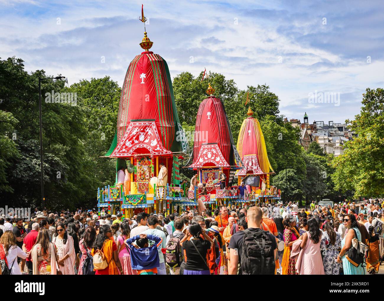 Londra, 21 luglio 2024. Il carro si muove lentamente. London Rathayatra (che significa festa dei carri) è celebrata dai devoti di Krishna. La celebrazione dei carri, che ha una lunga tradizione in India, commemora ogni anno il viaggio delle divinità Lagannatha, Baladeva e Subhadra portando con sé tre enormi carri di legno con le divinità, e vede migliaia di persone in una processione da Hyde Park a Trafalgar Square, dove continuano le festività. Crediti: Imageplotter/Alamy Live News Foto Stock