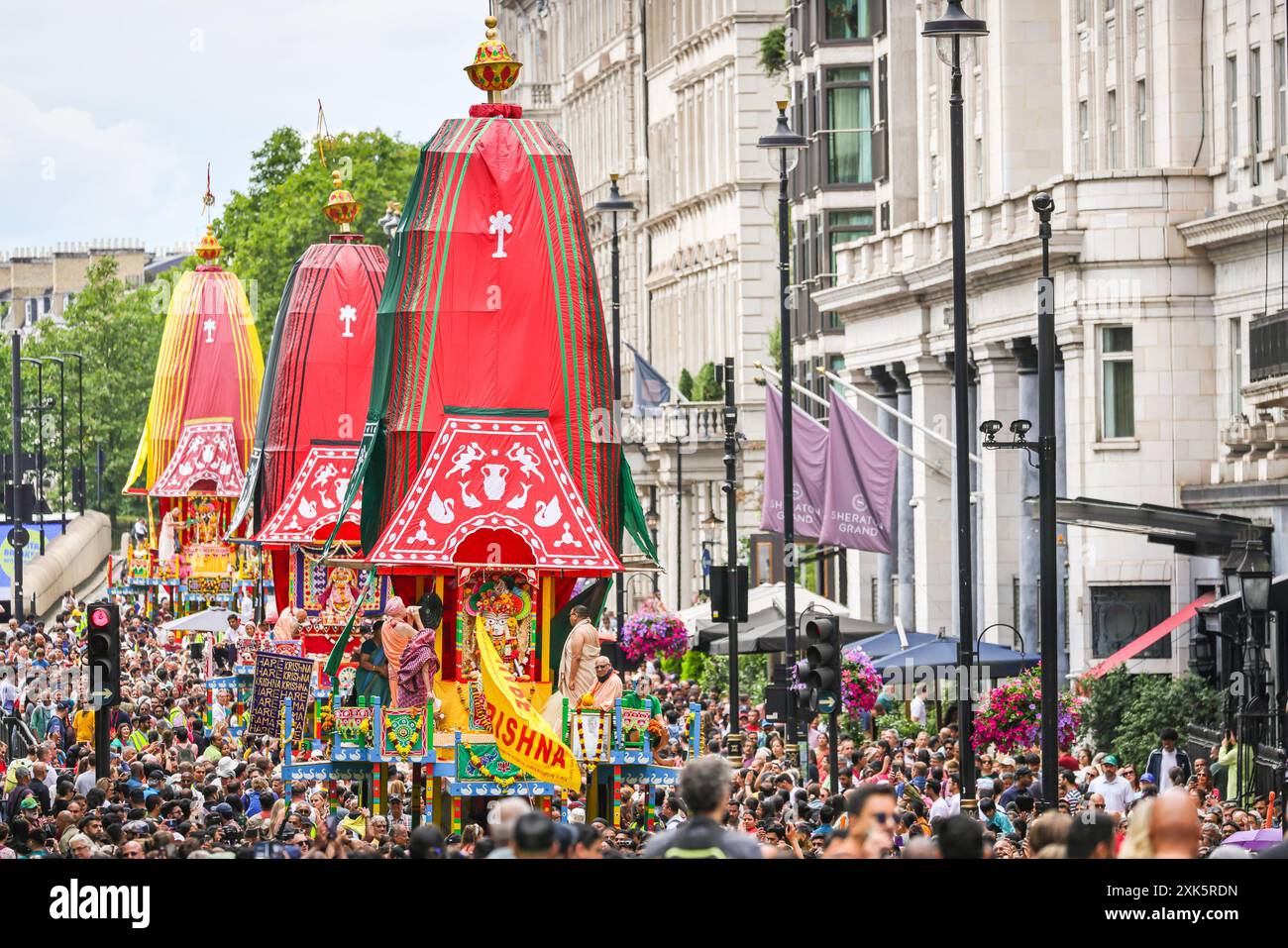 Londra, 21 luglio 2024. London Rathayatra (che significa festa dei carri) è celebrata dai devoti di Krishna. La celebrazione dei carri, che ha una lunga tradizione in India, commemora ogni anno il viaggio delle divinità Lagannatha, Baladeva e Subhadra portando con sé tre enormi carri di legno con le divinità, e vede migliaia di persone in una processione da Hyde Park a Trafalgar Square, dove continuano le festività. Crediti: Imageplotter/Alamy Live News Foto Stock