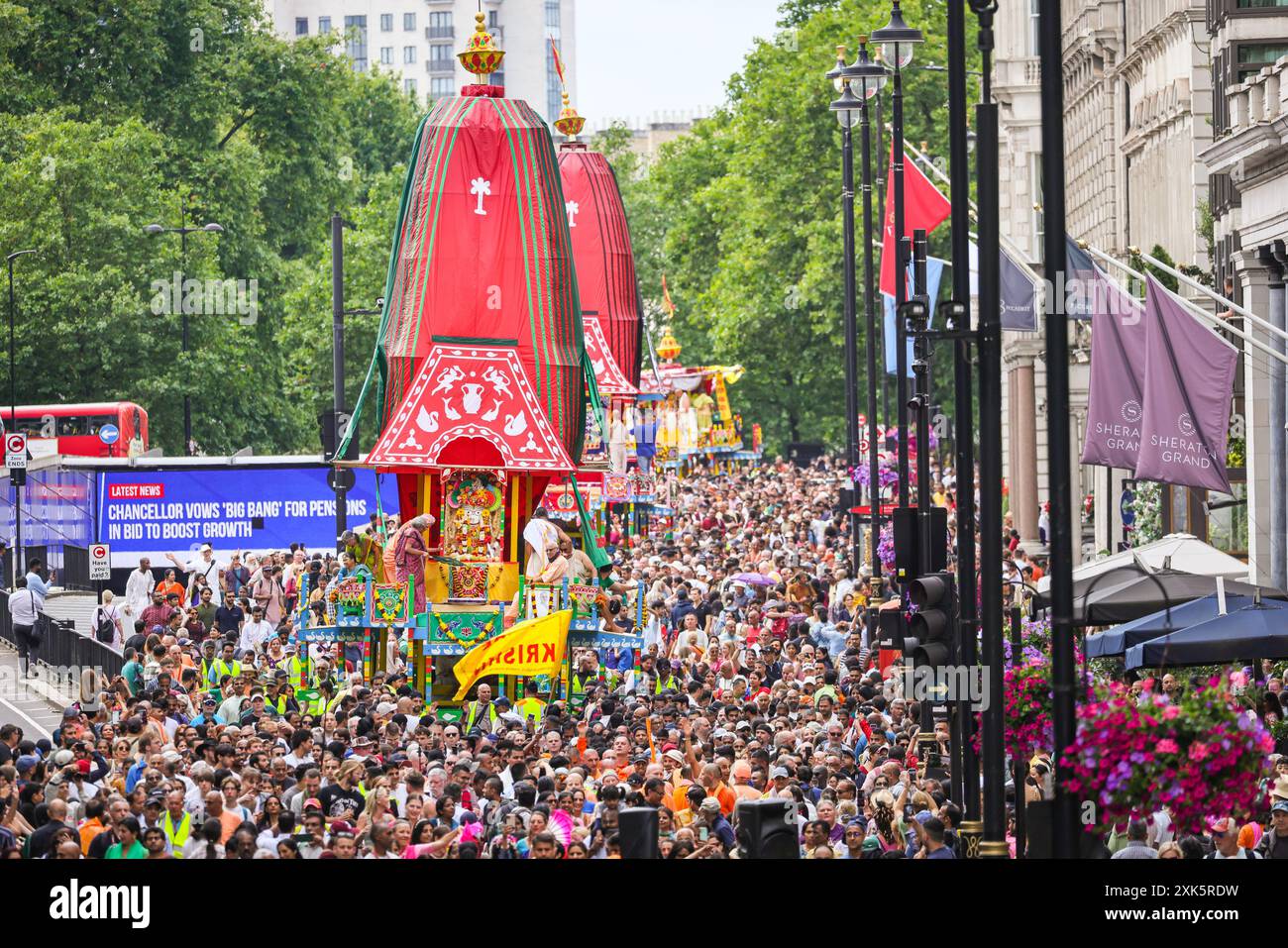 Londra, 21 luglio 2024. London Rathayatra (che significa festa dei carri) è celebrata dai devoti di Krishna. La celebrazione dei carri, che ha una lunga tradizione in India, commemora ogni anno il viaggio delle divinità Lagannatha, Baladeva e Subhadra portando con sé tre enormi carri di legno con le divinità, e vede migliaia di persone in una processione da Hyde Park a Trafalgar Square, dove continuano le festività. Crediti: Imageplotter/Alamy Live News Foto Stock