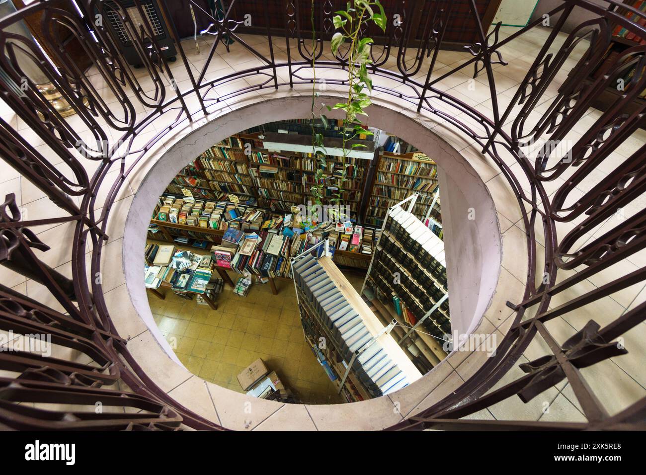 Buenos Aires, Argentina - 20 marzo 2022: Vista interna della Libreria del Colegio, o biblioteca del Collegio, libreria che si trova nella chiesa di Loyola Foto Stock