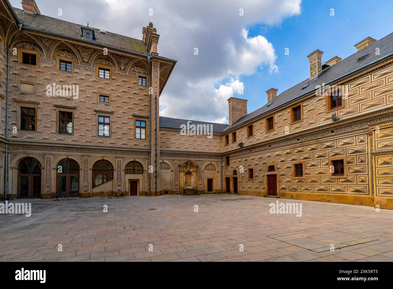 Schwarzenbersky Palac (Palazzo Schwarzenburg), si trova su Hradčanské náměstí, vicino agli ingressi del Castello di Praga. Praga, Repubblica Ceca. Il palac Foto Stock