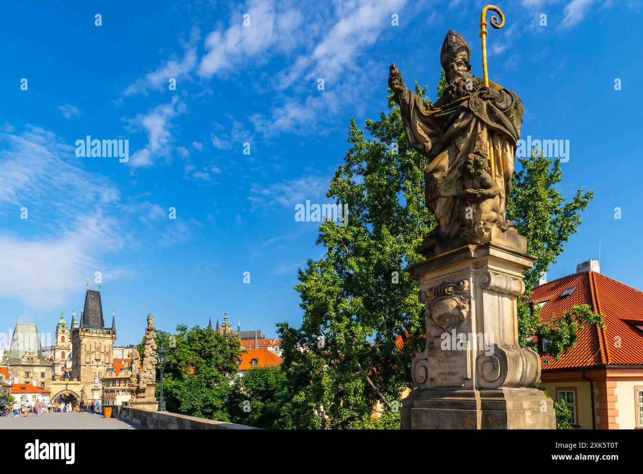 Lo storico Ponte Carlo (Karlův Most) è un ponte medievale ad arco in pietra sul fiume Moldava che collega la città Vecchia al Castello di Praga. Praga, Cze Foto Stock