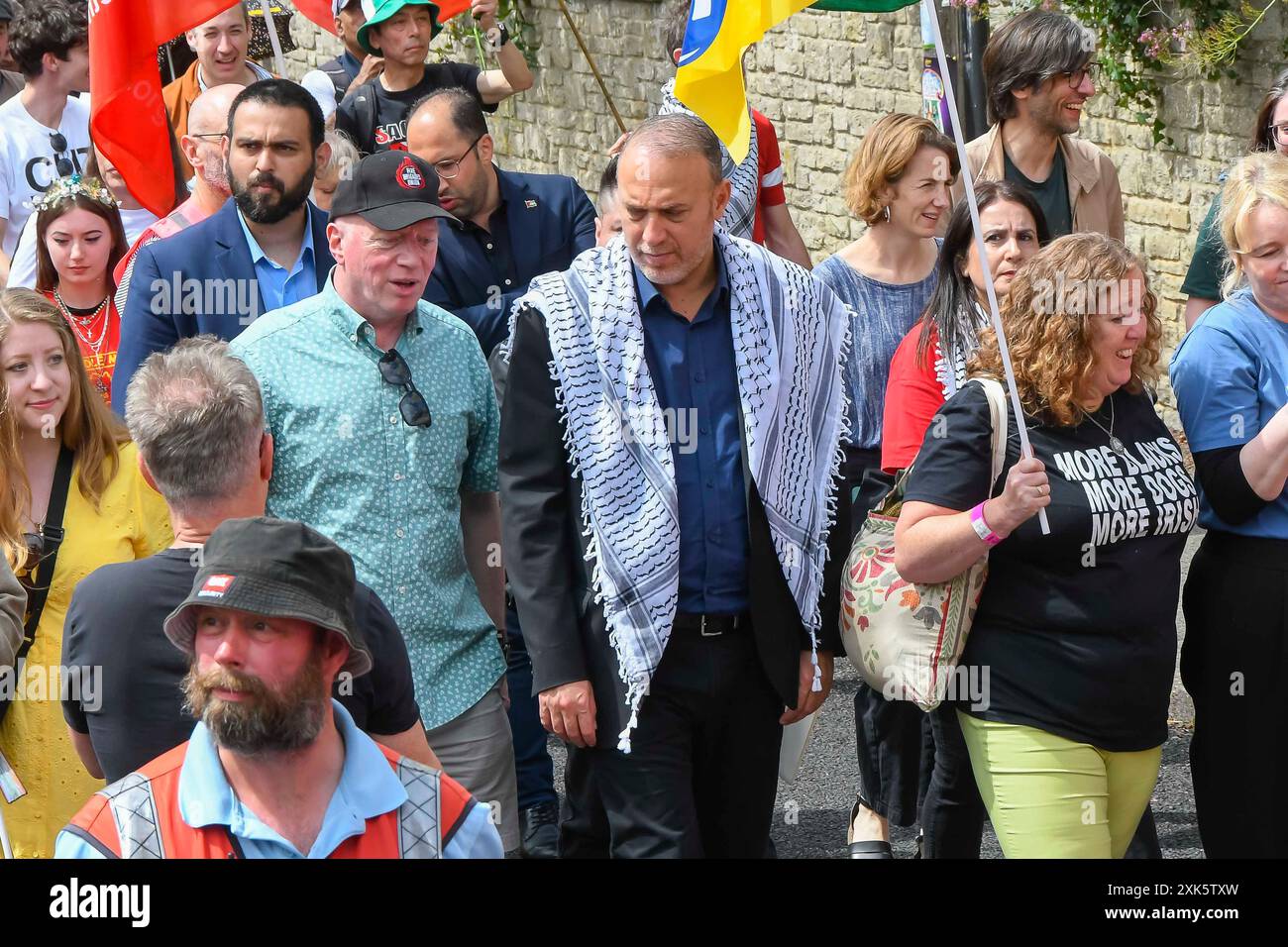 Tolpuddle, Dorset, Regno Unito. 21 luglio 2024. Ambasciatore palestinese presso il Regno Unito Husam Zomlot a piedi nella parata del Tolpuddle Martyrs Festival nel Dorset. Crediti fotografici: Graham Hunt/Alamy Live News Foto Stock