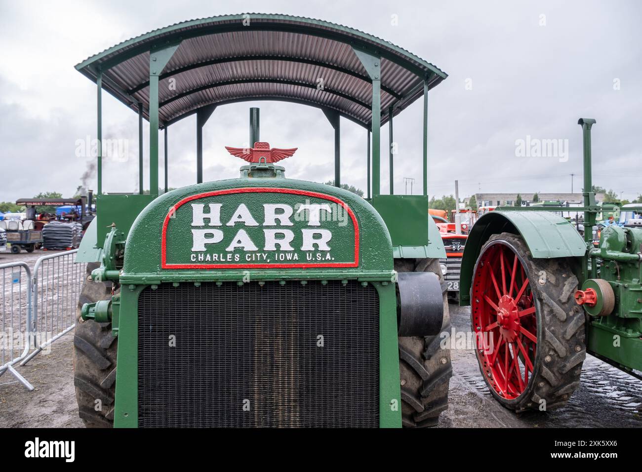 Ballymena, Irlanda del Nord - 20 luglio 2024: Rally di trattori e motori a vapore d'epoca, primo piano del logo Hart Parr, macchinari di Charles City, Iowa. Foto Stock Ballymena, Irlanda del Nord - 20 luglio 2024: Rally di trattori e motori a vapore d'epoca, primo piano del logo Hart Parr, macchinari di Charles City, Iowa. Foto Stock