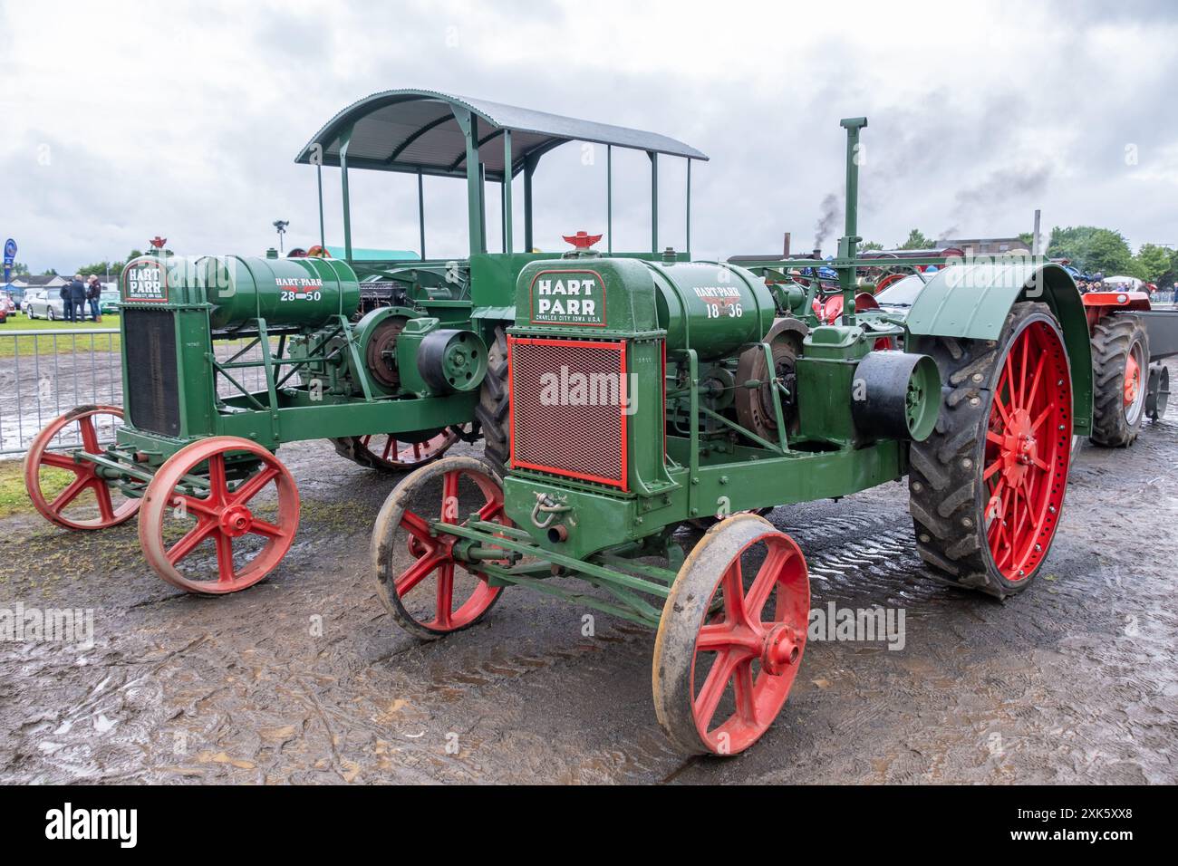 Ballymena, Irlanda del Nord - 20 luglio 2024: Rally di trattori e motori a vapore d'epoca, due veicoli agricoli verdi Hart Parr classici, da Charles City Foto Stock Ballymena, Irlanda del Nord - 20 luglio 2024: Rally di trattori e motori a vapore d'epoca, due veicoli agricoli verdi Hart Parr classici, da Charles City Foto Stock