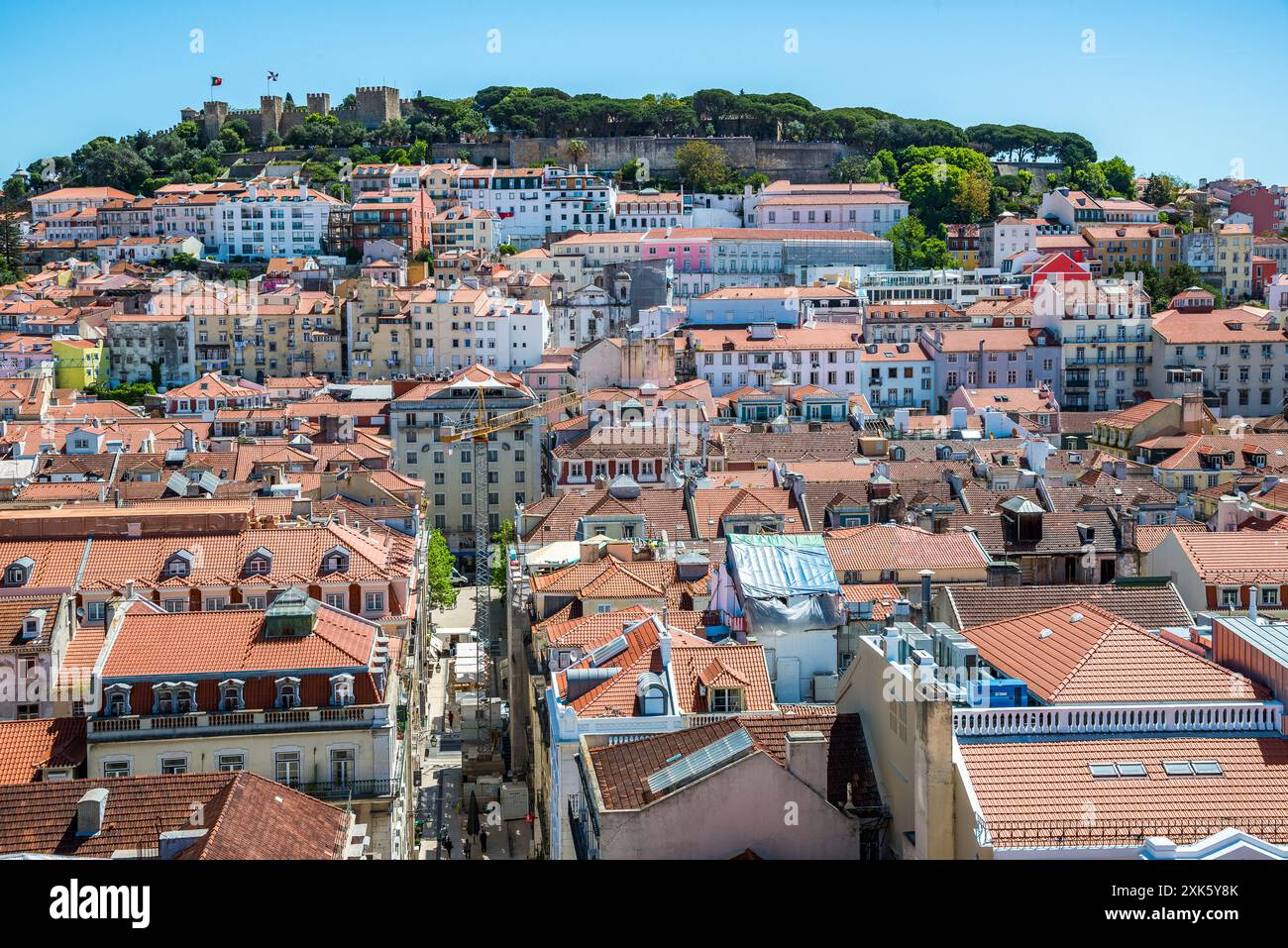 Castello di São Jorge che domina Lisbona, Portogallo Foto Stock