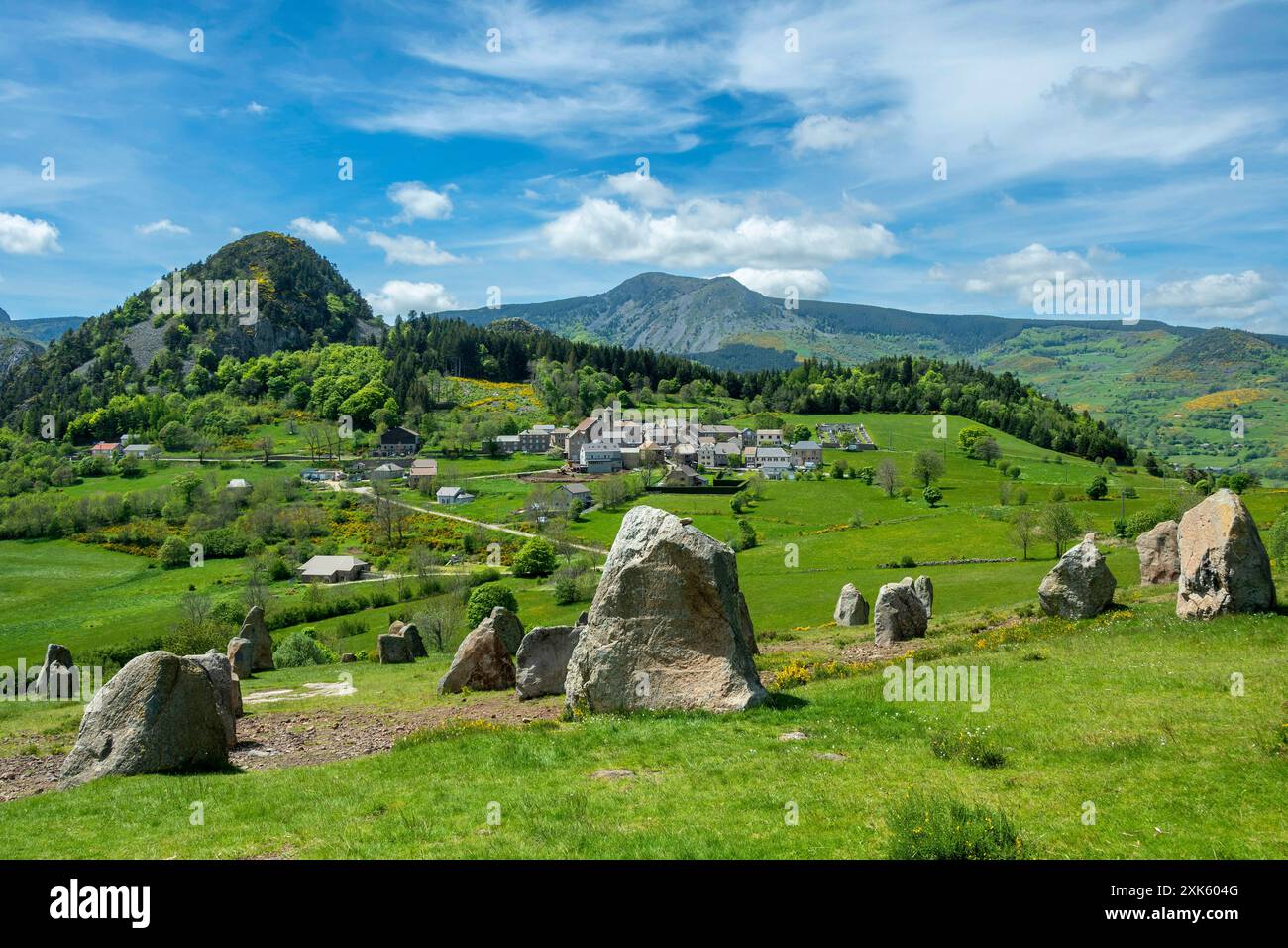 Installazione megalithic Land Art vicino al Borée Village nelle Ardeche Mountains. Parco naturale regionale di Monts d'Ardeche. Alvernia-Rodano-Alpi. Francia Foto Stock