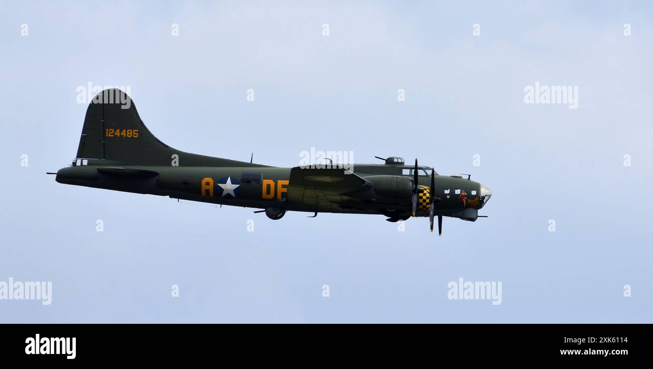 Vintage B-17 Flying Fortress G-BEDF Sally B in volo cielo blu. Foto Stock