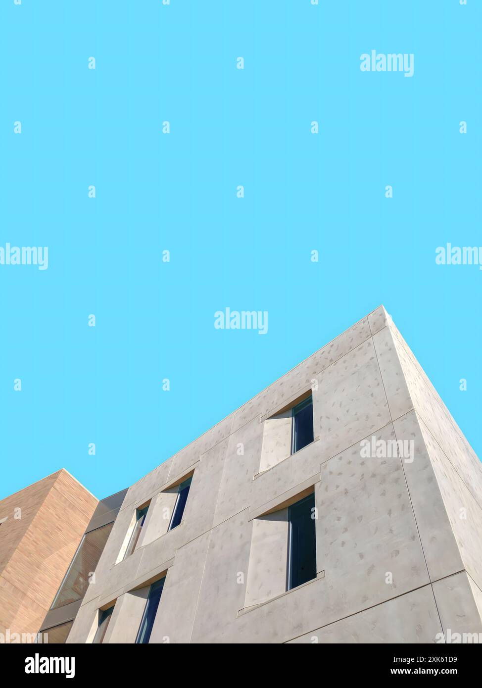 Sfondo minimalista dall'architettura moderna con un cielo azzurro e uno spazio per le copie Foto Stock