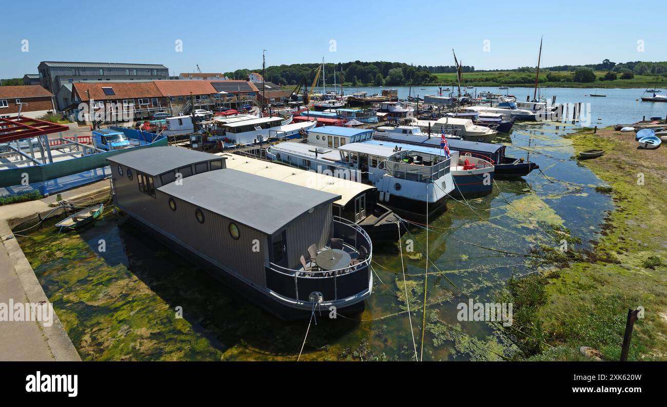 Lungomare di Woodbridge con chiatte e pipistrelli sul fiume Deben. Foto Stock