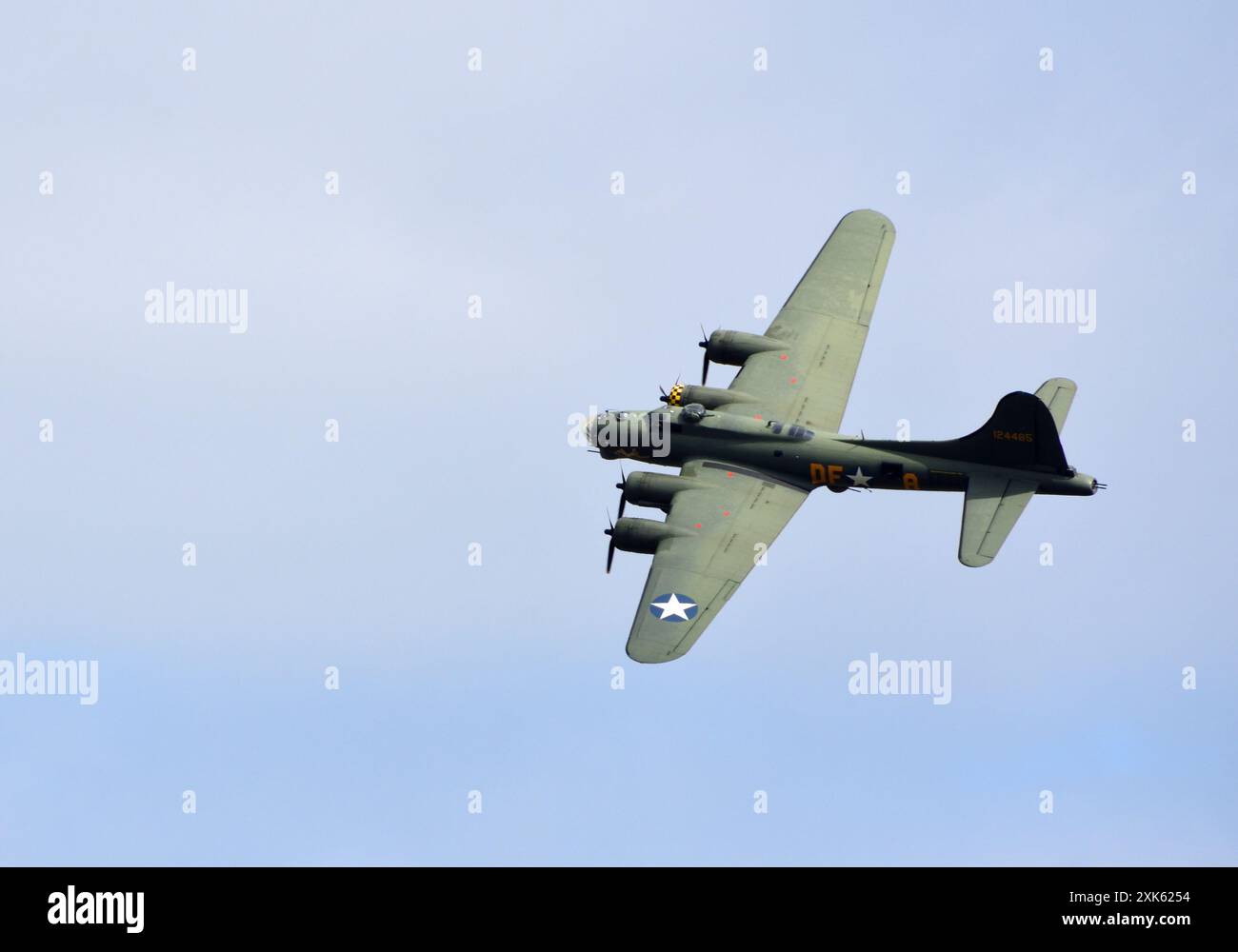 Vintage B-17 Flying Fortress G-BEDF Sally B in volo cielo blu. Foto Stock