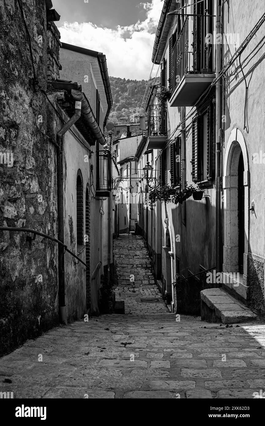 Un caratteristico vicolo nel centro storico di Roccamandolfi in Molise Foto Stock