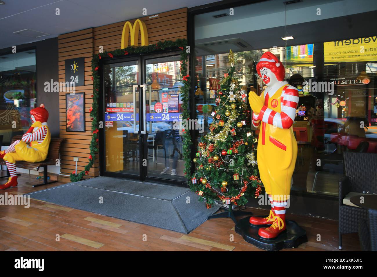 Chiang mai Thailandia -26 dicembre 2019 : il ristorante mcdonald con il grande logo nel centro della città, McDonald è la più grande catena di fast food del mondo Foto Stock