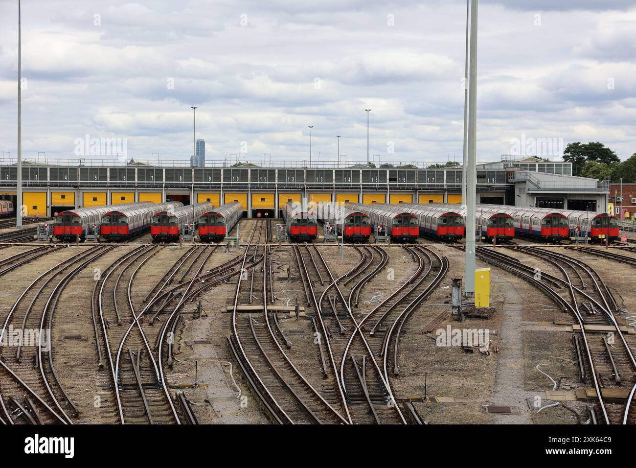 Treni in un deposito della metropolitana di Londra durante la chiusura della linea Foto Stock