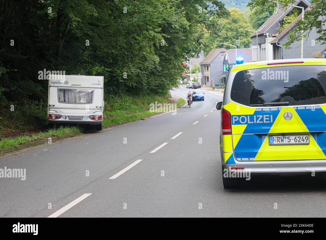 Kurioser Unfall am Sonntagnachmittag in Solingen: Wohnwagen rollt führerlos in Gegenverkehr Kurioser Unfall am Sonntagnachmittag in Solingen: Wohnwagen rollt führerlos in Gegenverkehr Ein führerloser Wohnwagen rollte Autofahrern auf der Kohlfurther Straße am Sonntag 21.07.2024 entgegen. Eine Autofahrerin beschrieb die situation beängstigend: WIR konnten gerade so eben auf diesen Feldweg ausweichen, als der Wohnwagen uns auf beiden Spuren entgegen kam. Mindestens ein entgegenkommender PKW Mercedes wurde durch den Wohnwagen erheblich beschädigt, alle anderen Fahrzeuge konnten, wie durch ein Wund Foto Stock