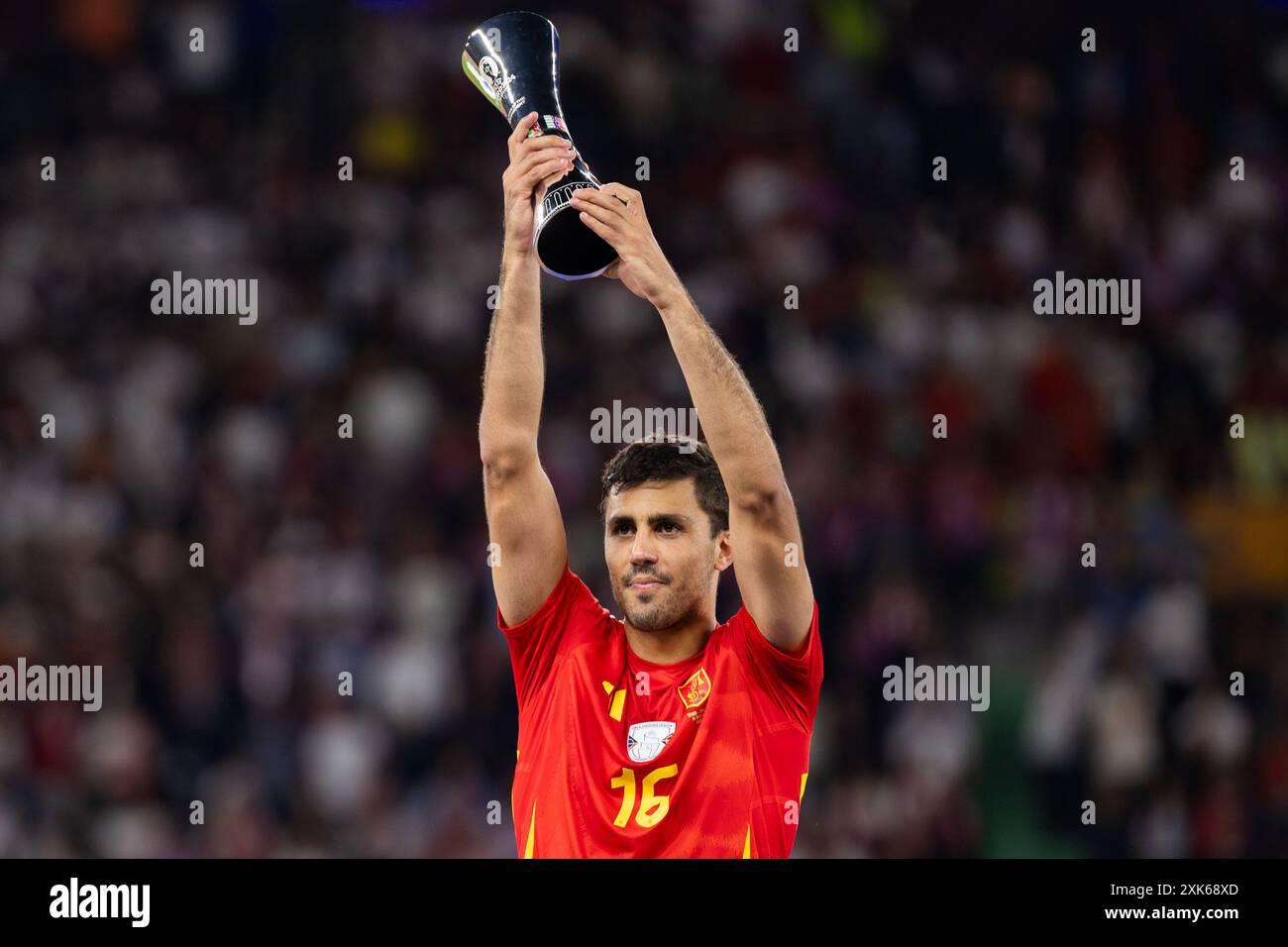 Rodrigo Hernandez Cascante, noto come Rodri, detiene il premio per l'MVP (Most Valuable Player) del torneo durante la finale di UEFA EURO 2024 Foto Stock