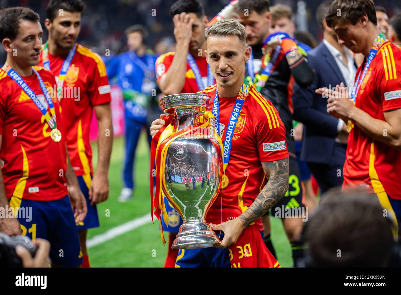 Alex Grimaldo di Spagna festeggia con Henri Delaunay Trophy durante la finale di UEFA EURO 2024 tra Spagna e Inghilterra all'Olympiastadion di Berlino Foto Stock