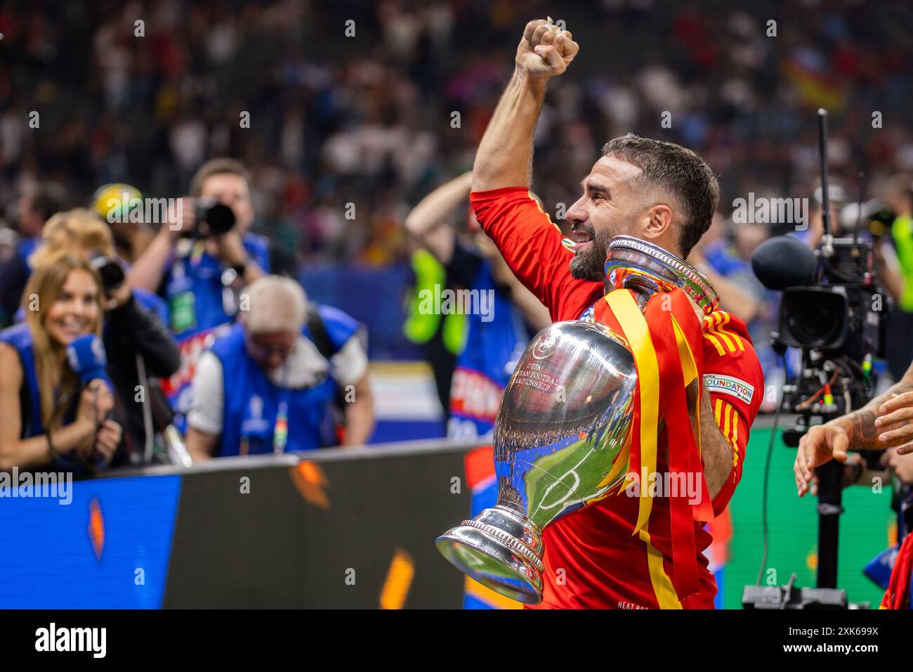 Dani Carvajal di Spagna festeggia con il trofeo Henri Delaunay durante la finale di UEFA EURO 2024 tra Spagna e Inghilterra all'Olympiastadion di Berlino Foto Stock