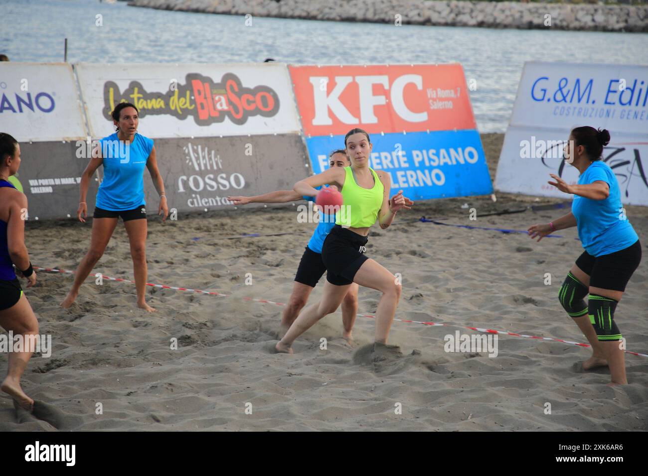 Salerno, Salerno, Italia. 21 luglio 2024. Sulla spiaggia di Santa Teresa, sul lungomare di Salerno, il 20 luglio 2024, si svolse una partita di pallamano sulla spiaggia, tra gli atleti della squadra locale, in memoria di un ex campione italiano di pallamano scomparso qualche anno fa. Ci sono molti spettatori. (Credit Image: © Pasquale Senatore/Pacific Press via ZUMA Press Wire) SOLO PER USO EDITORIALE! Non per USO commerciale! Foto Stock