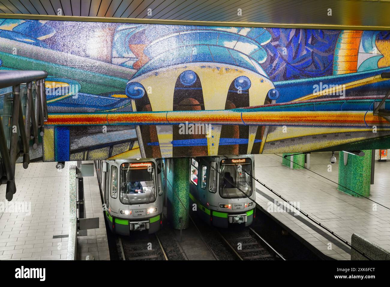 Stazione della metropolitana di Kröpcke ad Hannover, Germania. Le pareti sono state progettate secondo un design futuristico del designer italiano massimo Iosa Ghini con una superficie a mosaico di vetro di 12.000 metri quadrati costituita da pietre di vetro --- U-Bahn-Station Kröpcke ad Hannover. Die Wände sind nach einem futuristischen Entwurf des italienischen Designers massimo Iosa Ghini mit einer 12,000 Quadratmeter großen Glassteinchen bestehenden Glasmosaik-Oberfläche gestaltet. Foto Stock