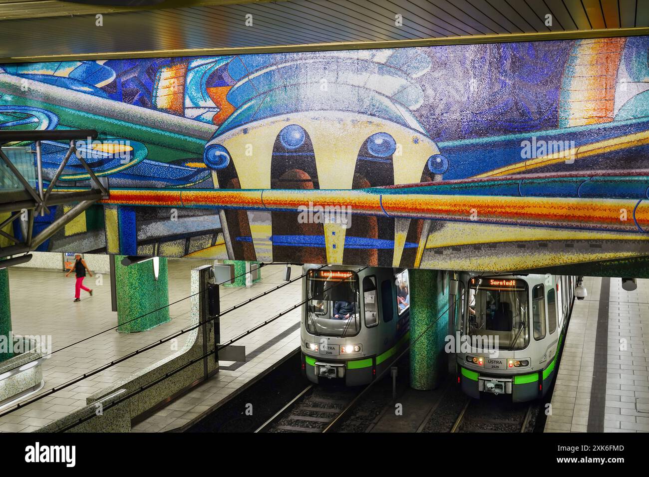 Stazione della metropolitana di Kröpcke ad Hannover, Germania. Le pareti sono state progettate secondo un design futuristico del designer italiano massimo Iosa Ghini con una superficie a mosaico di vetro di 12.000 metri quadrati costituita da pietre di vetro --- U-Bahn-Station Kröpcke ad Hannover. Die Wände sind nach einem futuristischen Entwurf des italienischen Designers massimo Iosa Ghini mit einer 12,000 Quadratmeter großen Glassteinchen bestehenden Glasmosaik-Oberfläche gestaltet. Foto Stock