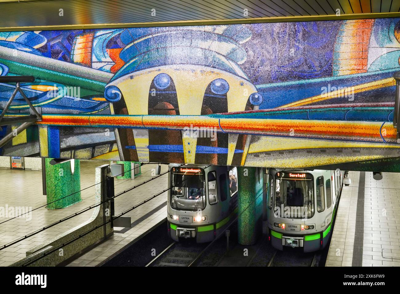 Stazione della metropolitana di Kröpcke ad Hannover, Germania. Le pareti sono state progettate secondo un design futuristico del designer italiano massimo Iosa Ghini con una superficie a mosaico di vetro di 12.000 metri quadrati costituita da pietre di vetro --- U-Bahn-Station Kröpcke ad Hannover. Die Wände sind nach einem futuristischen Entwurf des italienischen Designers massimo Iosa Ghini mit einer 12,000 Quadratmeter großen Glassteinchen bestehenden Glasmosaik-Oberfläche gestaltet. Foto Stock