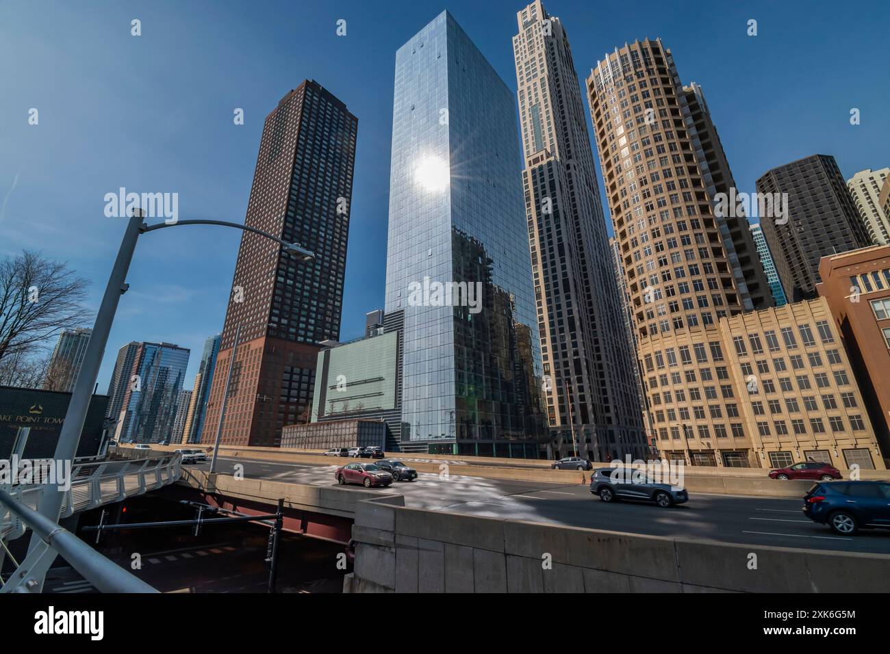 Chicago, il, USA - marzo 2019: Prospettive urbane, cavalcavia bici e auto tra Lakefront Trail, DuSable Lake Shore Drive ed e Grand Ave, Overlooki Foto Stock