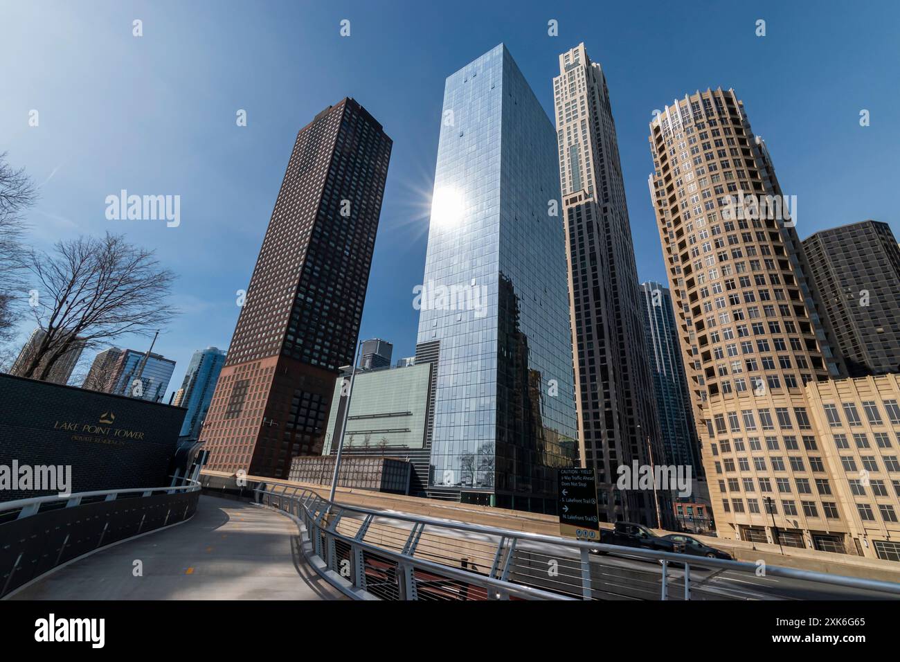 Chicago, il, USA - marzo 2019: Prospettive urbane, cavalcavia bici e auto tra Lakefront Trail, DuSable Lake Shore Drive ed e Grand Ave, Overlooki Foto Stock